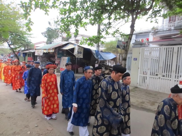 Con cháu trong dòng tộc trang nghiêm tiến vào An Lăng.