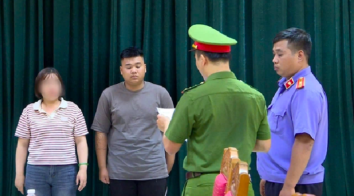 Cơ quan Cảnh sát điều tra Công an tỉnh Phú Thọ tống đạt Quyết định khởi tố vụ án, khởi tố bị can đối với Nguyễn Văn Thành Long về tội Vi pham quy định về tham gia giao thông đường bộ. Ảnh CA Phú Thọ