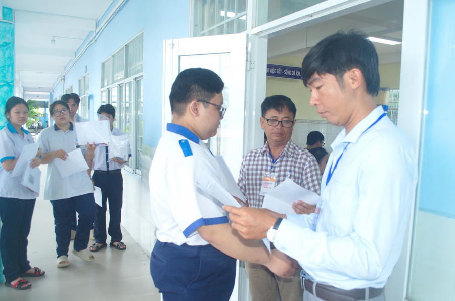 Thí sinh làm thủ tục dự thi tại điểm thi Trường THPT Chuyên Bạc Liêu (Phường 1, TP. Bạc Liêu).