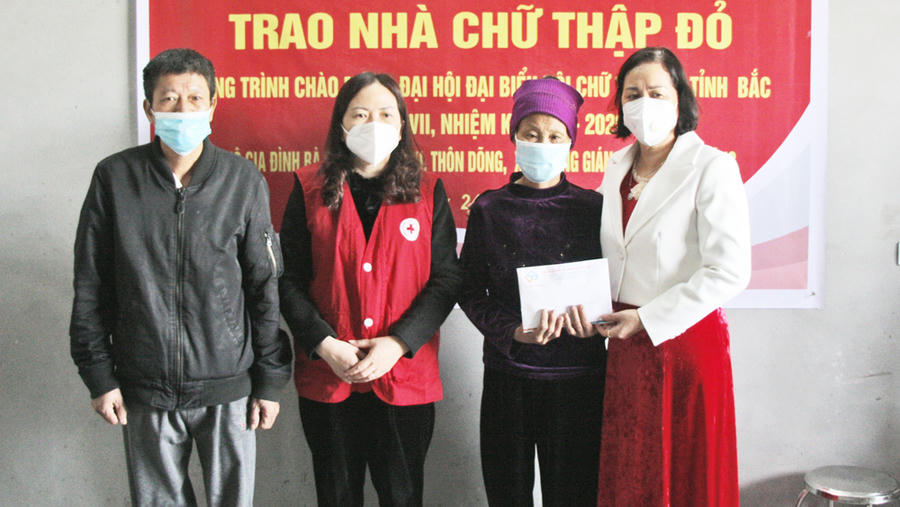 Bà Trần Thị Phượng (ngoài cùng bên phải) phối hợp trao nhà chữ thập đỏ cho người dân tại xã Hương Gián (Yên Dũng).