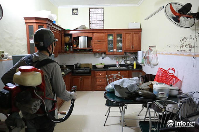 Lực lượng y tế phun thuốc tới từng nhà.