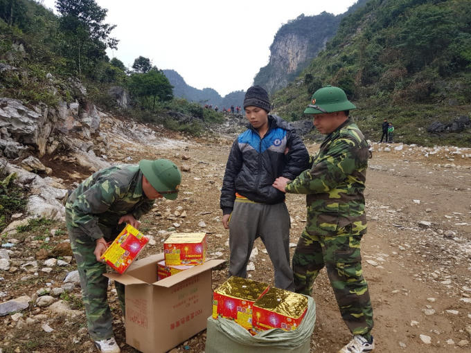Đối tượng Nông Văn Khiêm cùng tang vật vụ án.