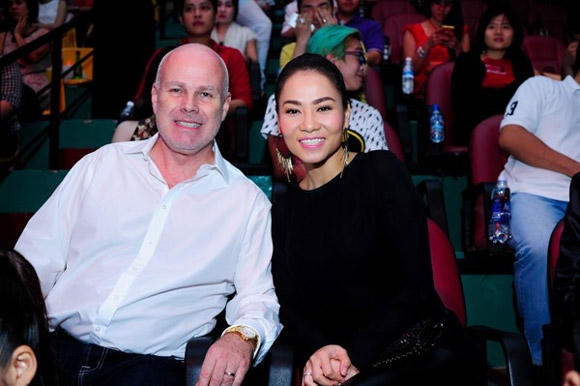 Thu Minh và người chồng Tây của mình.