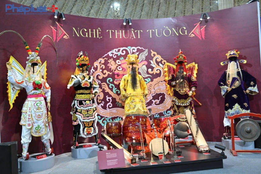 Không gian trưng bày nghệ thuật Tuồng và hình ảnh mô phỏng Nhà hát Múa rối Việt Nam.