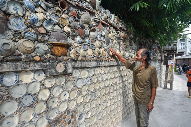 Hàng ngày ông Trường thường ở nhà để tiếp khách đến từ trong tỉnh cũng như ngoại tỉnh để thăm ngôi nhà