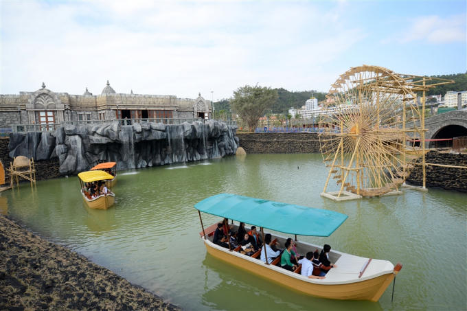 Sau những phút giây phiêu lưu tới tột cùng cảm xúc sẽ là những thời khắc lãng đãng thả trôi trên dòng sông thơ mộng với Du thuyền nhiệt đới, để ngắm sông nước mây trời và những khóm cây, bụi trúc bình yên.