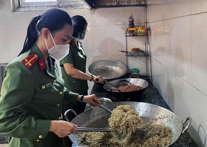 Cán bộ chiến sỹ Công an tỉnh vào bếp chế biến thực phẩm đóng hộp gửi vào TPHCM.