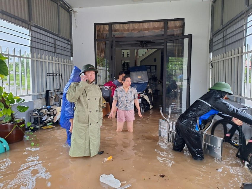 Nhà dân nước tràn vào đến đầu gối sau trận mưa lớn ở thị xã Quảng Yên, tỉnh Quảng Ninh.
