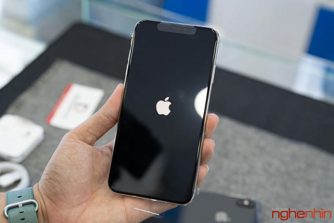Ngoài những thông số ấn tượng như độ tương phản cao (1.000.000:1), Dolby Vision và HDR 10, Apple cũng mang đến tính năng vốn chỉ dành cho iPad Pro là chạm vuốt cảm ứng tần số quét 120Hz giúp mang đến trải nghiệm mượt mà nhất dành cho người dùng khi cuộn trang, thao tác trong game. Tuy có màn hình lớn nhưng iPhone XS Max có kích thước đúng bằng iPhone 8 Plus nhờ viền màn hình cực mỏng, người dùng có thể yên tâm về độ lớn của máy nếu có ý định mua.