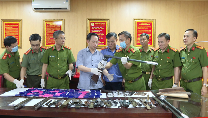 Số tang vật thu giữ trong các vụ án được lãnh đạo Công an tỉnh Thanh Hoá trực tiếp kiểm tra. (Ảnh: Công an Thanh Hoá)