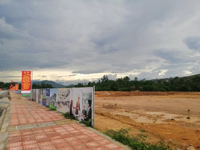 Có nơi được chủ đầu tư che chắn bằng những tấm biển pano quảng cáo.
