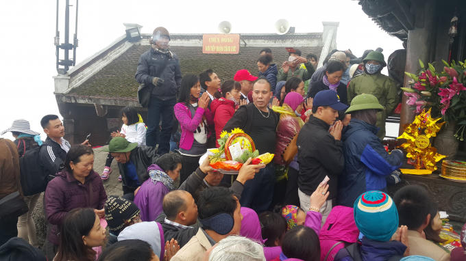 V&agrave;o thời gian n&agrave;y miền Bắc chịu ảnh hưởng của kh&ocirc;ng kh&iacute; lạnh khiến nhiệt độ giảm x&acirc;u khoảng 10-14 độ c, tại đỉnh ch&ugrave;a Y&ecirc;n Tử nhiệt độ c&oacute; thể xuống dưới 8 độ C. Thế nhưng bất chấp tiết trời gi&aacute; lạnh người người vẫn &ugrave;n &ugrave;n k&eacute;o nhau len n&uacute;i ch&ugrave;a Đồng xin lộc, cầu may mắn đầu năm.