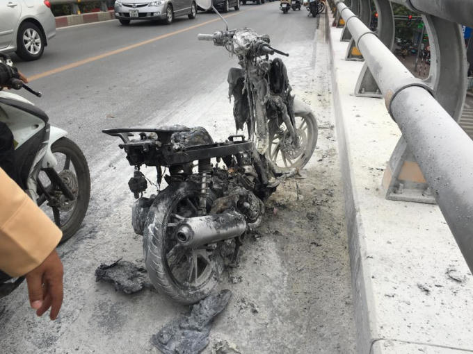 Chiếc xe hoàn toàn bị biến dạng, còn còn phần khung xe