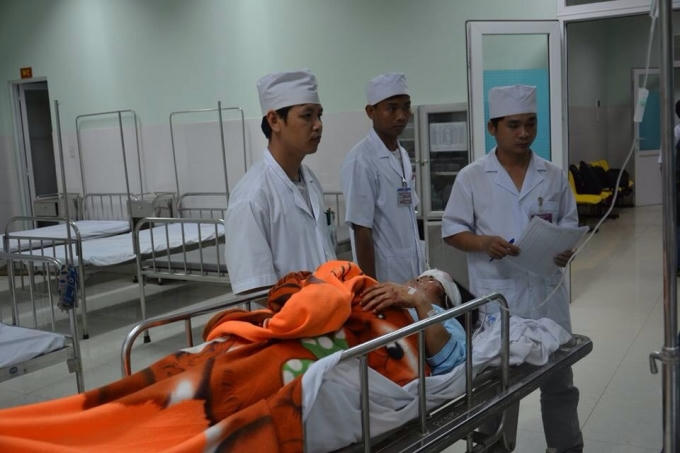 Các bác sỹ chăm sóc bệnh nhân vụ tai nạn