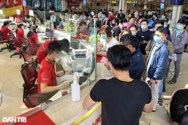 Sân bay Tân Sơn Nhất đông đúc những ngày kiểm soát chặt các biện pháp phòng chống dịch (Ảnh: Hoàng Lê).