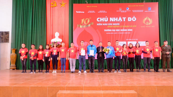 Nhân dịp này, Ban tổ chức đã biểu dương và trao giấy chứng nhận cho các tập thể và cá nhân vì đã có nhiều đóng góp trong phong trào hiến máu tình nguyện ở Quảng Bình.