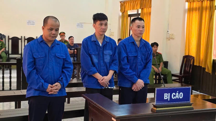 03 bị cáo Học, Băng và Hồng Em tại phiên toà (từ phải sang)