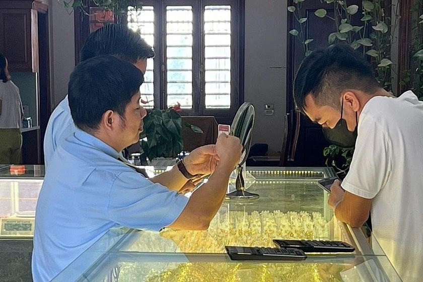 Giá vàng SJC được giữ ổn định giá, vàng nhẫn tiếp tục tăng.