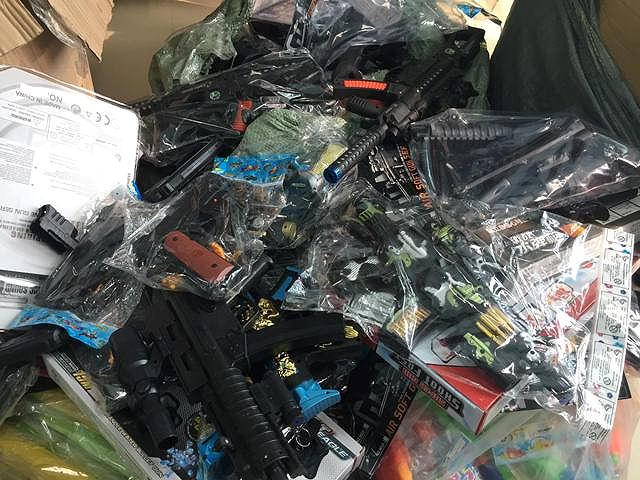 Cửa hàng buôn bán đồ chơi trẻ em tại thị trấn Núi Thành.