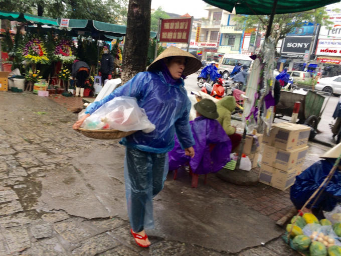 Rao bán hàng giữa trời mưa (Ảnh: Nguyễn Hiền)