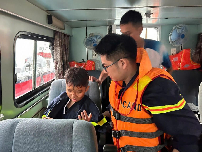 Lực lượng cứu hộ các nạn nhân may mắn thoát nạn.