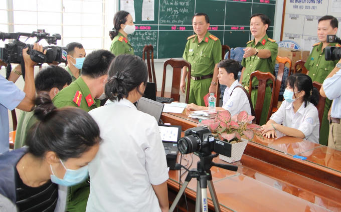Đồng chí Phó Giám đốc Công an tỉnh (người thứ 3 từ phải qua) nghe báo cáo tiến độ làm việc.