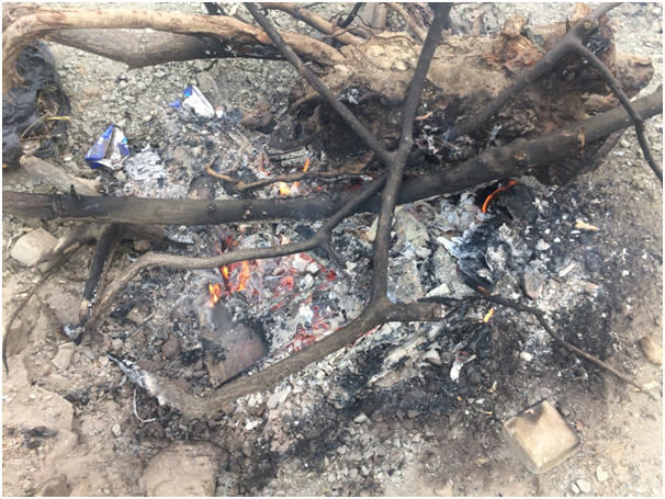 Những đống lửa nhỏ liên tục cháy để xua tan giá lạnh.