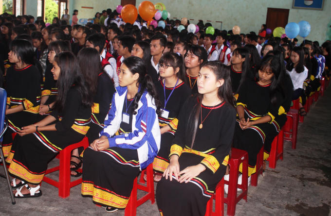 Các em học sinh trường THPT Dân tộc nội trú tỉnh Gia Lai vui mừng trong ngày lễ khai giảng năm học mới.