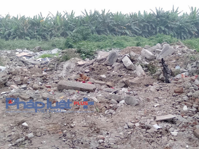 Những đống phế thải vẫn còn chình ình sau khi chính quyền huyện Gia Lâm kiểm tra vẫn còn nguyên.