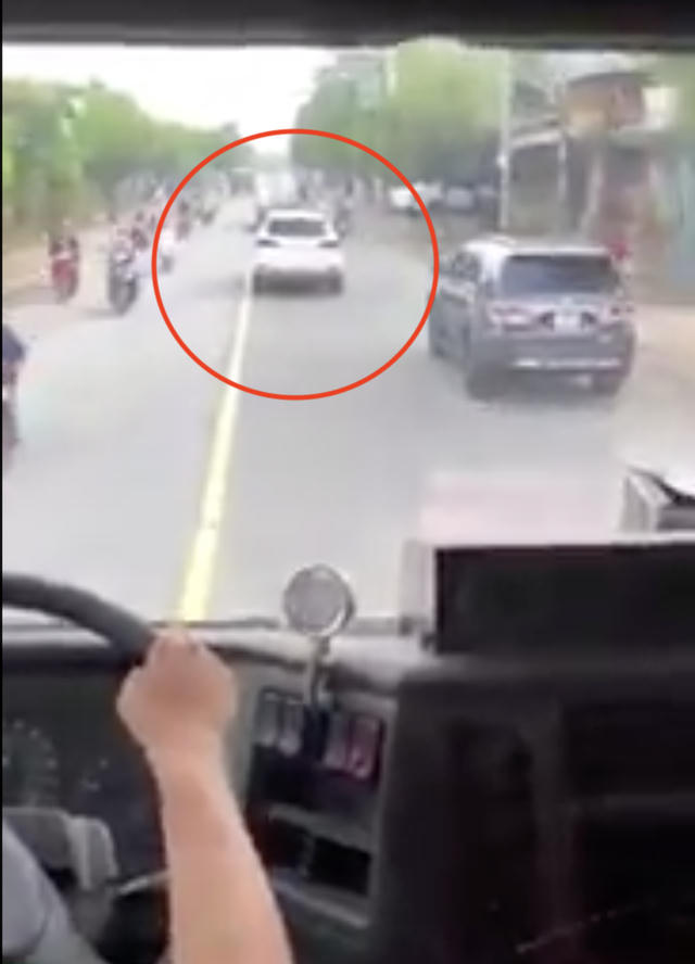 Xe ô tô màu trắng do tài xế Đồng Xuân Nguyên điều khiển không nhường đường cho xe cứu hoả dù xe liên tục hú còi xin đường.