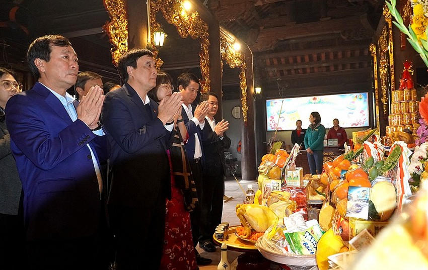 Bí thư Tỉnh uỷ Phú Thọ Bùi Minh Châu và Chủ tịch UBND tỉnh Phú Thọ Bùi Văn Quang cùng các đại biểu dâng hương, hoa tri ân công đức Tổ Mẫu Âu Cơ