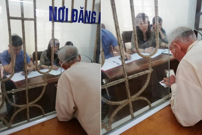 Người dân phải chui qua cái lỗ kính nhỏ để làm việc với cán bộ.