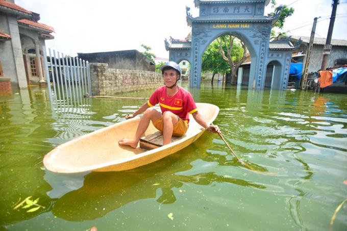 Ngập lút hơn 10 ngày khiến cuộc sống của người dân bị xáo trộn.
