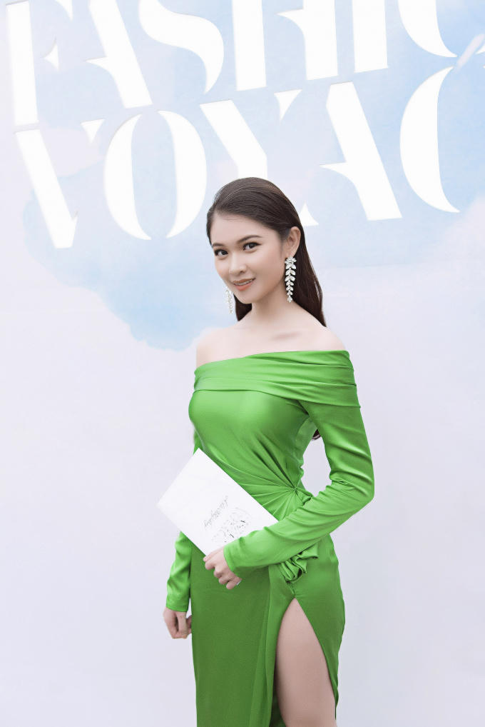 Hai người đẹp Th&ugrave;y Dung - Jolie Nguyễn diện những trang phục m&agrave;u xanh l&aacute; nổi bật của nh&agrave; thiết kế L&ecirc; Thanh H&ograve;a.