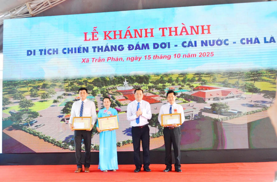 Ông Ngô Vũ Thăng – Phó Chủ tịch UBND tỉnh Cà Mau, trao Bằng khen cho chủ đầu tư cùng các tập thể, cá nhân có thành tích trong quá trình triển khai dự án.