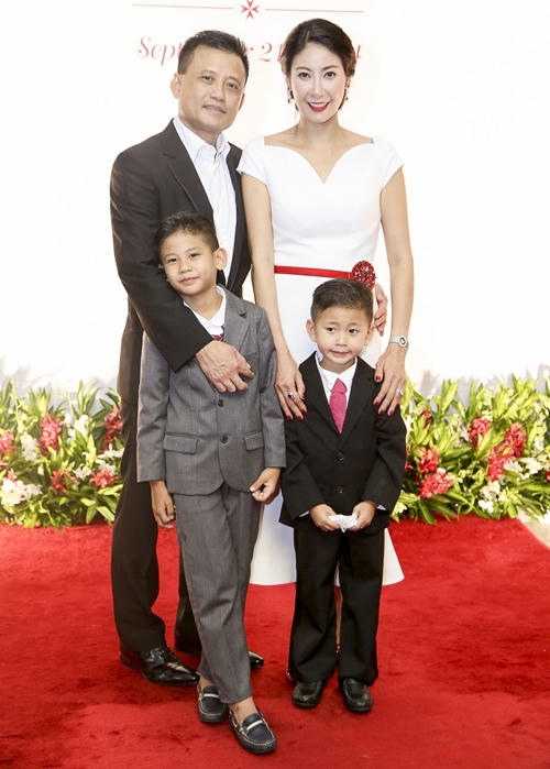 Hà Kiều Anh hạnh phúc bên chồng mới và 2 cậu con trai. Ảnh: internet.