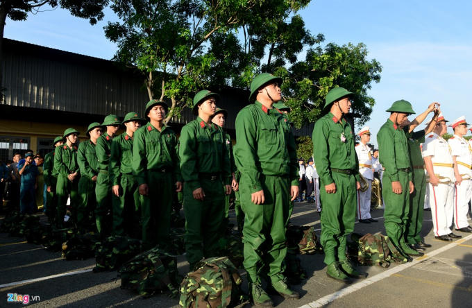 Nữ t&acirc;n binh tại TP Hồ Ch&iacute; Minh trong ng&agrave;y nhập ngũ