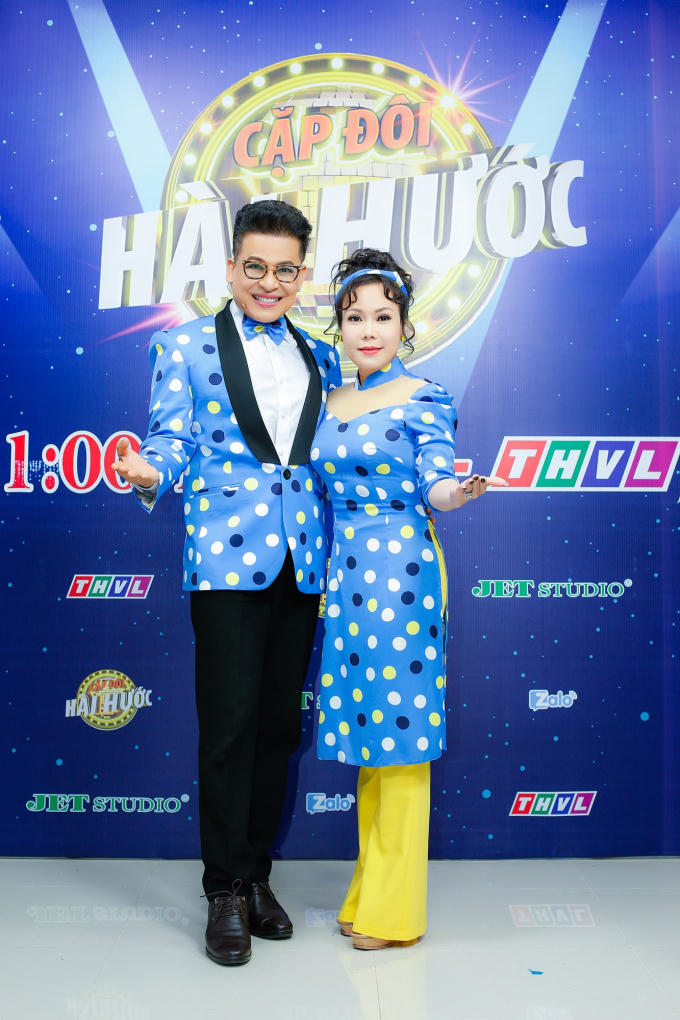 Việt Hương và Việt Trinh tặng “lựu đạn” cho Thanh Bạch và Lý Hùng