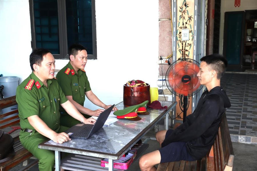 Lái xe không xuất trình được giấy tờ kiểm dịch và giấy tờ chứng minh nguồn gốc xuất xứ của số lợn - Ảnh Công an Hà Tĩnh.