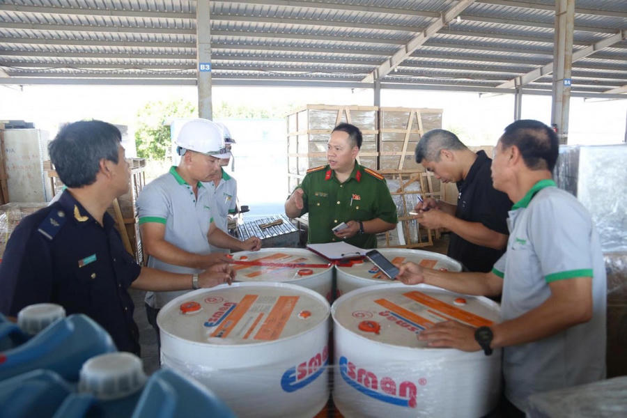 Công an tỉnh Quảng Ninh phối hợp với lực lượng chức năng kiểm tra, đối chiếu hàng hóa chứa trong các xe container.