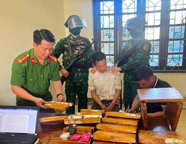 Đối tượng Mùa A Nhà cùng tang vật tại cơ quan Công an.