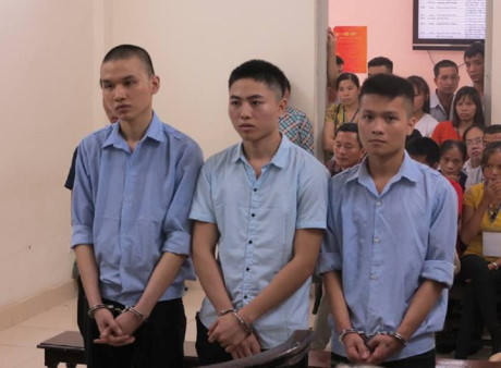 Vũ Văn Bình (giữa) và các bị cáo tại tòa tại phiên tòa sơ thẩm.