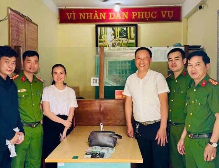 Công an phường Phương Lâm trao trả lại số tài sản lớn cùng giấy tờ quan trọng cho anh Nguyễn Thanh Bách (Ảnh: Công an tỉnh Hòa Bình).