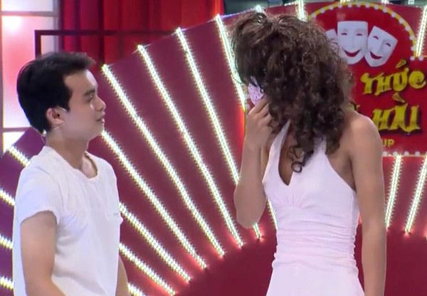 Tiết mục mang nội dung nhạy cảm của Phạm Lê và bạn phụ diễn.