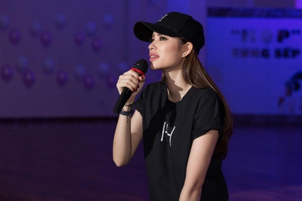 Phạm Hương kh&oacute;c nức nở khi đọc &ldquo;t&acirc;m thư&rdquo; sau 2 năm đăng quang