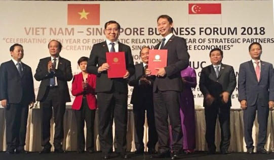 Chủ tịch UBND TP Đà Nẵng Huỳnh Đức Thơ trao Bản ghi nhớ đồng ý về mặt nguyên tắc cho nhóm các nhà đầu tư của Singapore do Công ty Sakae Corporate Advisory chủ trì tại Diễn đàn doanh nghiệp Việt Nam – Singapore.