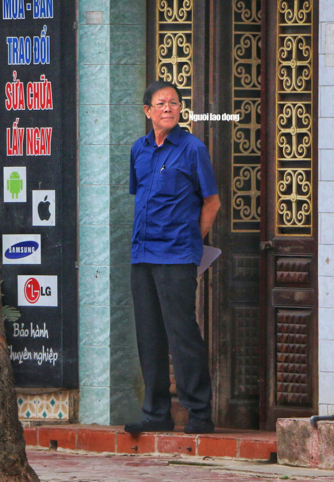 Ông Phan Văn Vĩnh, nguyên tổng cục trưởng Tổng cục Cảnh sát, Bộ Công an, trước cửa nhà riêng tại TP Nam Định, tỉnh Nam Định, sáng 17-3