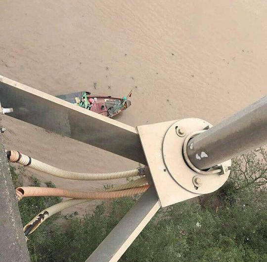 Gia đình và lực lượng chức năng tổ chức tìm kiếm chị T. sau khi nhận thông tin về việc nhảy cầu.