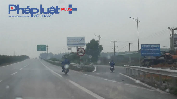 Bất chấp biển cấm xe máy vẫn đi trên đường cao tốc.