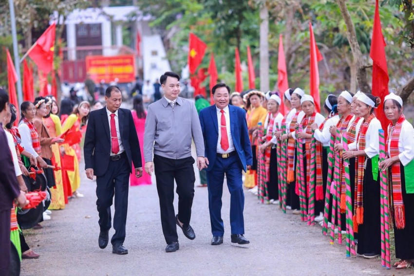 Đoàn diễn xướng chào mừng các đại biểu về dự Ngày hội Đại đoàn kết các dân tộc Khu dân cư Đồng Tâm.
					
				
			
			Đoàn diễn xướng chào mừng các đại biểu về dự Ngày hội Đại đoàn kết các dân tộc Khu dân cư Đồng Tâm.